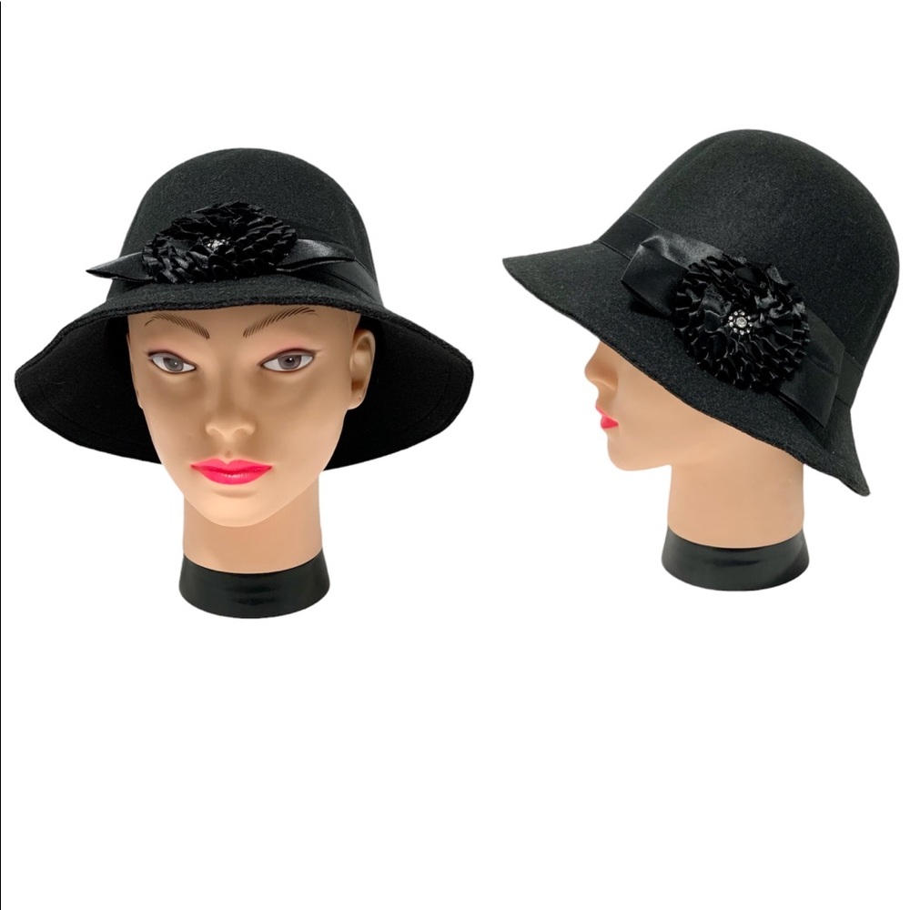 ❣️2/$40❣️ Black Cloche Hat With flower - Picture 1 of 6